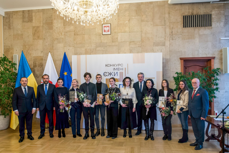 Instytut Polski w Kijowie po czteroletniej przerwie znów wręczył nagrody im. Giedroycia, z laureatami stoją dyrektor Instytutu Jarosław Godun, przewodnicząca kapituły nagrody, prof. Aleksandra Hnatiuk, oraz Piotr Łukasiewicz i prof. Jan Malicki, fot. PAP/V. Mosiienko