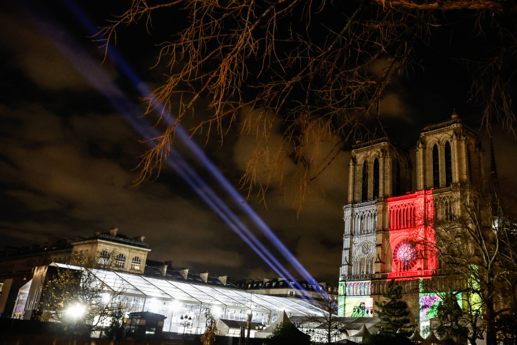 Katedra Notre Dame w Paryżu przed ponownym otwarciem po odbudowie, fot. PAP/EPA/M. Badra