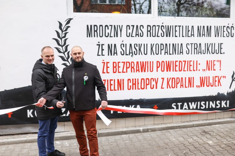 Dyrektor Śląskiego Centrum Wolności i Solidarności Robert Ciupa i przedstawiciel stowarzyszenia kibiców GKS Katowice Marcin Gruszczynski na odsłonięcie muralu w Katowicach - upamiętnia górników z "Wujka" zabitych na początku stanu wojennego, fot. PAP/M. Meissner