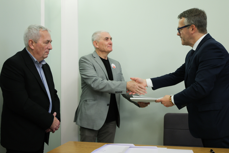 Synowie Tadeusza Mazowieckiego: Adam i Wojciech, przekazują dokumenty dyrektorowi Archiwum Akt Nowych w Warszawie, Mariuszowi Olczakowi, fot. PAP/R. Guz