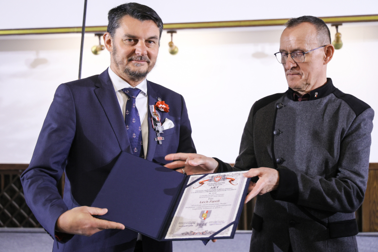 Szef Urzędu do Spraw Kombatantów i Osób Represjonowanych Lech Parell otrzymał medal od Stowarzyszenia Ofiar Wojny, fot. PAP/R. Guz