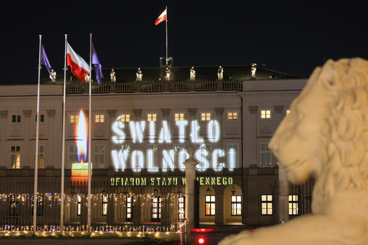 Iluminacja na pałacu prezydenckim w Warszawie dla uczczenia ofiar stanu wojennego, fot PAP/P. Supernak