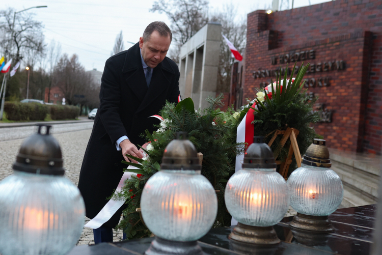 Obchody 43. rocznicy pacyfikacji kopalni Wujek - prezes IPN Karol Nawrocki składa kwiaty na Placu NSZZ "Solidarność" w Katowicach pod Krzyżem-Pomnikiem Górników Poległych 16 grudnia 1981 roku. PAP/Michał Meissner