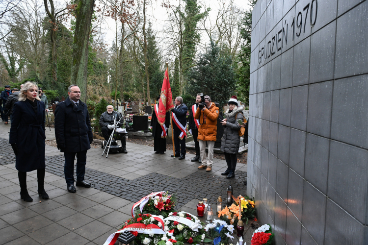 Dyrektor Oddziału IPN w Szczecinie Krzysztof Męciński podczas uroczystości przy Pomniku Ofiar Grudnia '70 na szczecińskim Cmentarzu Centralnym, fot. PAP/K. Męciński