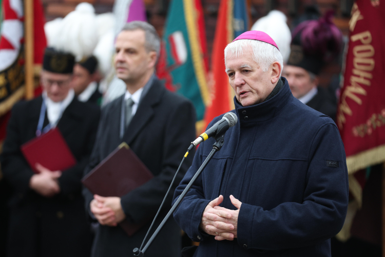 Uroczystości z okazji 43. rocznicy pacyfikacji kopalni "Wujek". Na zdjęciu bp Marek Szkudło, fot. PAP/M. Meissner