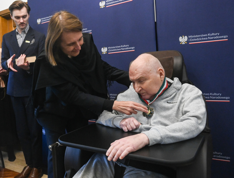 Kompozytor Wojciech Trzciński został odznaczony przez szefową MKiDN Hannę Wróblewską medalem „Zasłużony Kulturze Gloria Artis” podczas uroczystości w Konstancinie-Jeziornie, 19 bm. PAP/Piotr Nowak