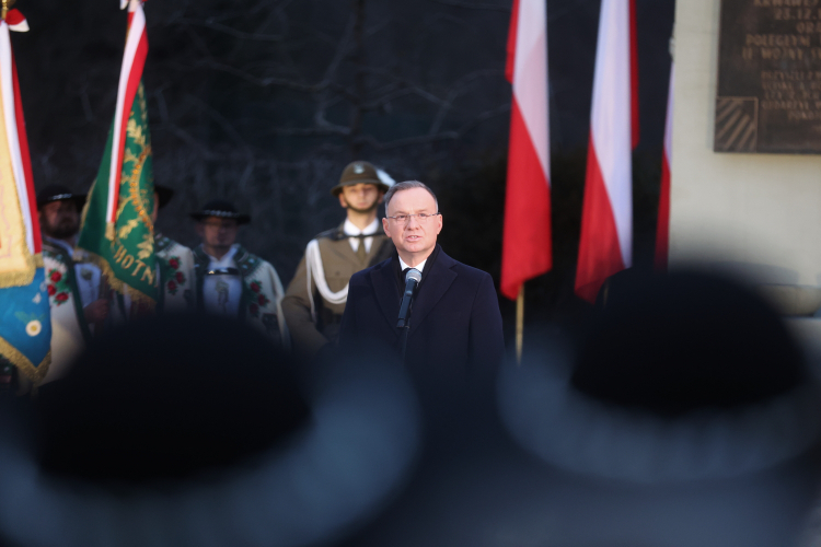 Prezydent Andrzej Duda podczas uroczystego apelu przed pomnikiem ofiar „Krwawej Wigilii” w Ochotnicy Dolnej. PAP/Grzegorz Momot