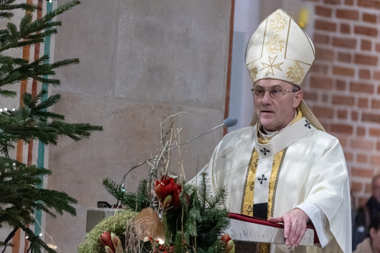 Prymas Wojciech Polak w katedrze w Gnieźnie, fot. PAP/P. Jaskółka