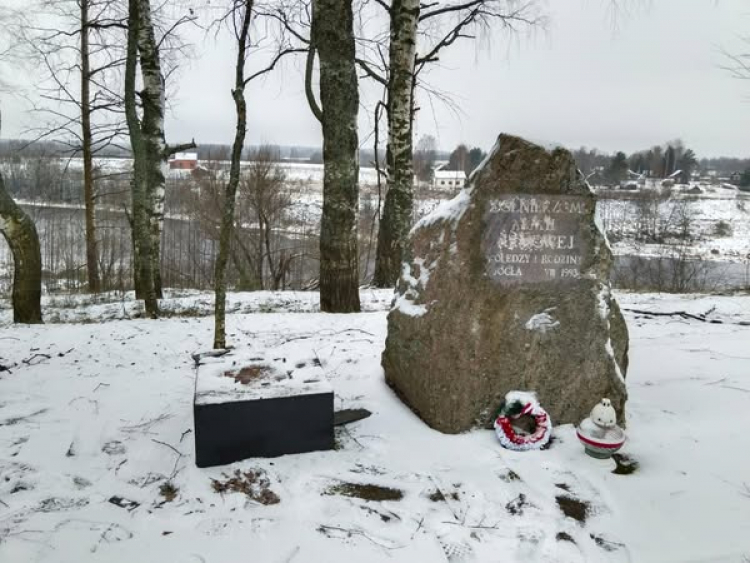 Zdewastoany pomnik żołnierzy AK - więźniów sowieckiego łagru w Borowiczach-Jogle (Rosja), fot. Konsulat RP w Sankt Petersburgu