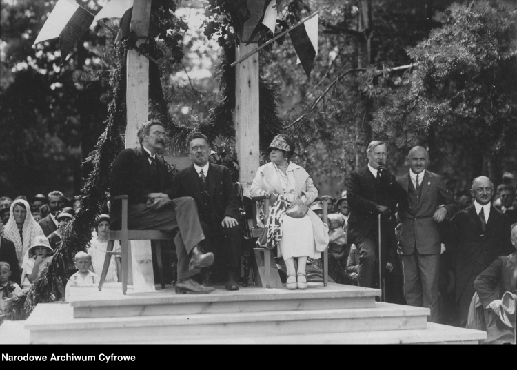 Władysław Reymont (w środku) z żoną na trybunie honorowej, 1925 r. /NAC