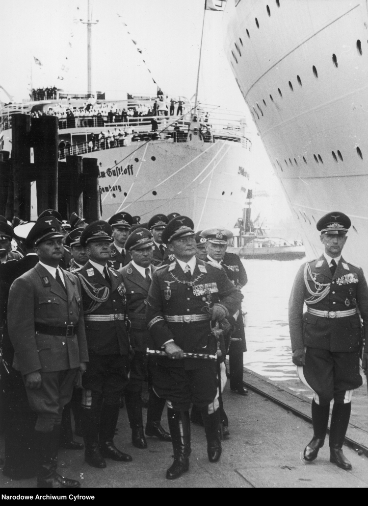 Powitanie w porcie w Hamburgu. W I rzędzie widoczni m.in. Hermann Goering (z buławą w ręku), Erhard Milch (2. z lewej) i Robert Ley (3. z lewej). W tle widać jeden z statków przewożących żołnierzy- MS Wilhelm Gustloff, 31 maja 1939 r. /NAC