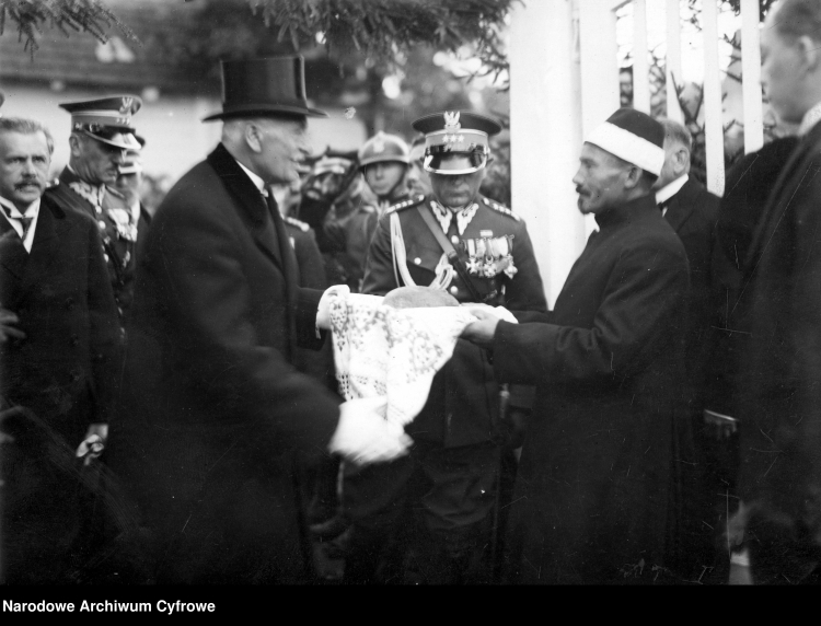 Wizyta prezydenta RP Ignacego Mościckiego na kresach wschodnich-pobyt w Nowogródku, powitanie przez społeczność tatarską, 1929 r. /NAC
