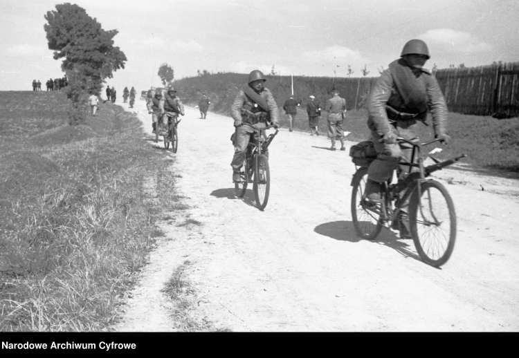 Patrol kolarzy w umundurowaniu polowym. Na bagażniku roweru wytwórni „Łucznik” stroczone wyposażenie osobiste, pod ramą pierwszego cyklisty karabin Mauser wz. 29, drugiego - ręczny karabin maszynowy Browning 7,92 mm wz. 28., 1938 r. /Źródło: NAC