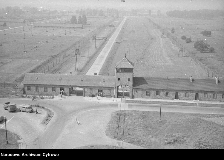 Widok z lotu ptaka na bramę byłego obozu koncentracyjnego Auschwitz-Birkenau. /NAC