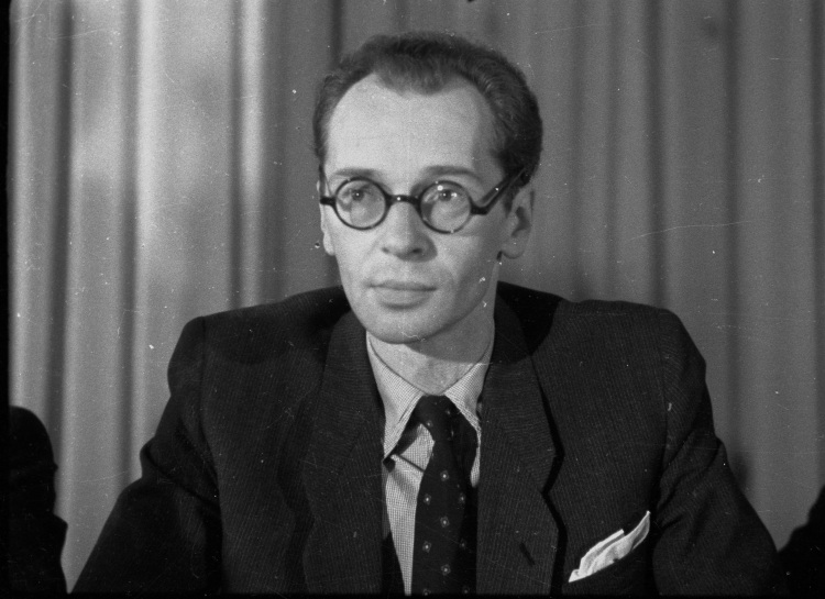 Jerzy Andrzejewski jako członek prezydium zjazdu delegatów Związku Zawodowego Literatów Polskich 20-24 stycznia 1949 r. w Szczecinie. Fot. PAP/mw