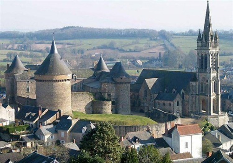 Zamek Sille-le-Guillaume. Fot commons.wikimedia.org/Président