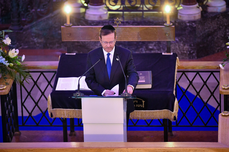 Prezydent Izraela Isaac Hercog w Synagodze Nożyków w Warszawie w 2023 r. Fot. PAP/Andrzej Lange
