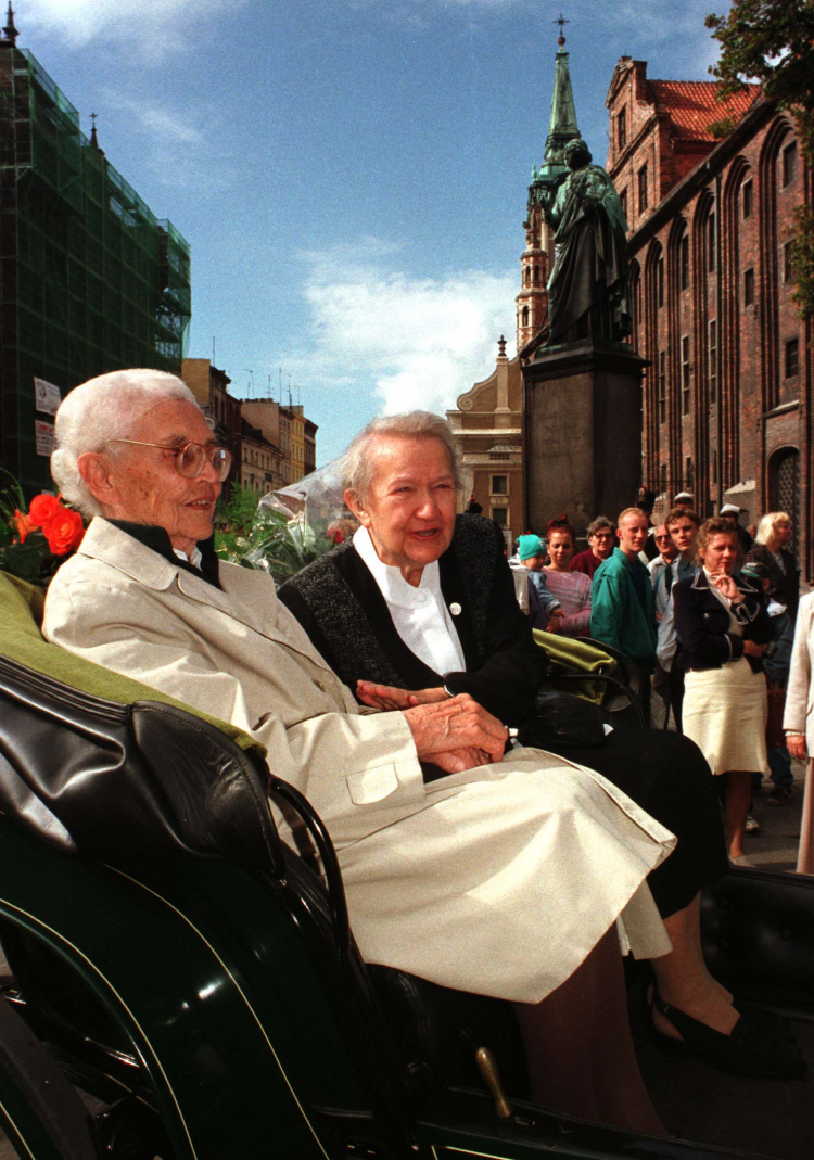 Prof. Wilhelmina Iwanowska otrzymała 25 września 1997 r. tytuł Honorowego Obywatela Torunia. Na zdjęciu z lewej w dorożce w drodze do ratusza na uroczystość. Toarzyszy jej inna zasłużona dla miasta osoba - prof. Elżbieta Zawacka. Fot. PAP/CAF Wojtek Szabelski