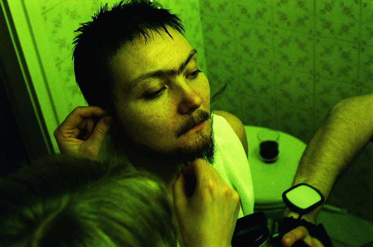 "Łaźnia męska" Katarzyny Kozyry (1999), pięciokanałowa instalacja wideo (kadr). Fot. galeriabielska.pl