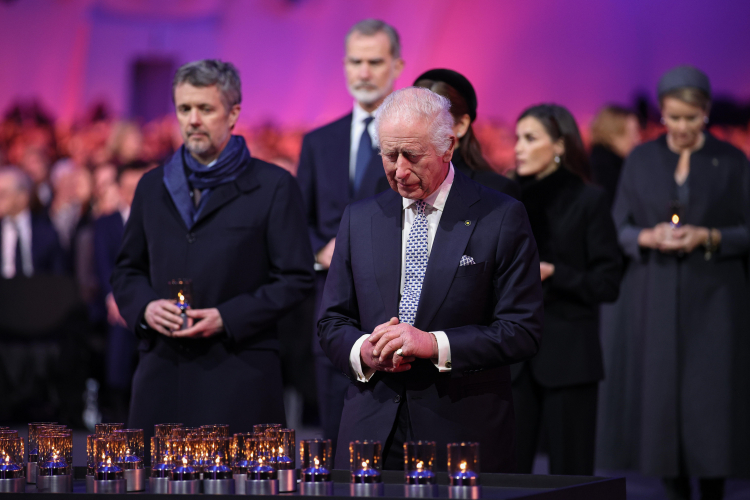 Król Wlk. Brytanii Karol III składa znicz w Auschwitz podczas uroczystości w Międzynarodowym Dniu Pamięci o Ofiarach Holokaustu w 80. rocznicę wyzwolenia niemieckiego obozu przez Armię Czerwoną. Fot. PAP/Łukasz Gągulski