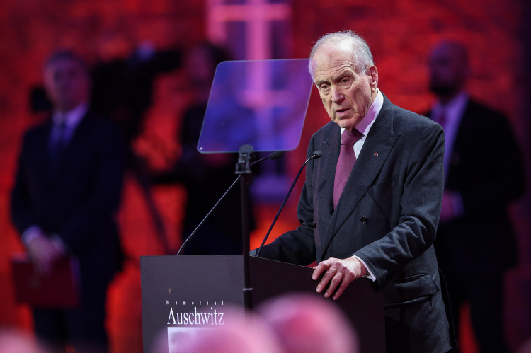 Przewodniczący Światowego Kongresu Żydów Steven Lauder przemawia podczas głównej uroczystości w Międzynarodowym Dniu Pamięci o Ofiarach Holokaustu w 80. rocznicę wyzwolenia niemieckiego obozu Auschwitz przez Armię Radziecką. Fot. PAP/Łukasz Gągulski