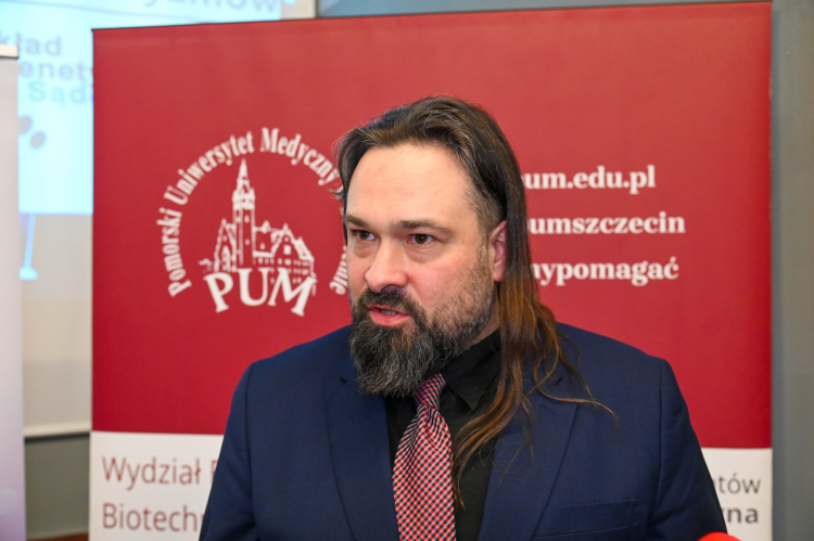  Prof. Andrzej Ossowski: Materiał genetyczny niezbędny do identyfikacji części ofiar w Puźnikach mamy już zgromadzony  Fot. PAP/Marcin Bielecki