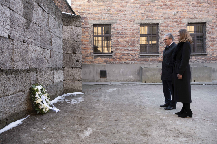 Premier Keir Starmer z małżonką Victorią zlożyli wieniec przed Ścianą Straceń na dziedzińcu bloku 11. Fot. Muzeum Auschwitz/Wojciech Grabowski