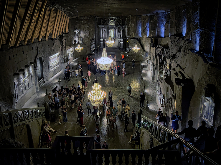Kaplica świętej Kingi, patronki górników solnych, na trasie turystycznej w Kopalni Soli „Wieliczka”. Fot. PAP/Jerzy Ochoński