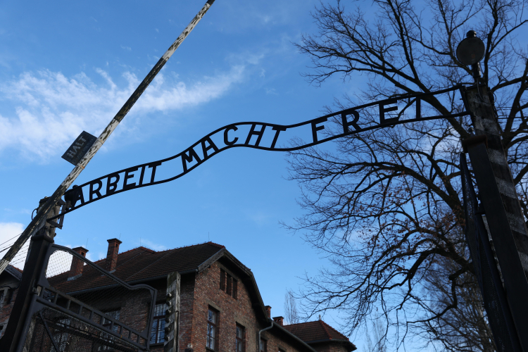 Niemiecki napis nad bramą do niemieckiego nazistowskiego obozu zagłady Auschwitz. Fot. PAP/Leszek Szymański
