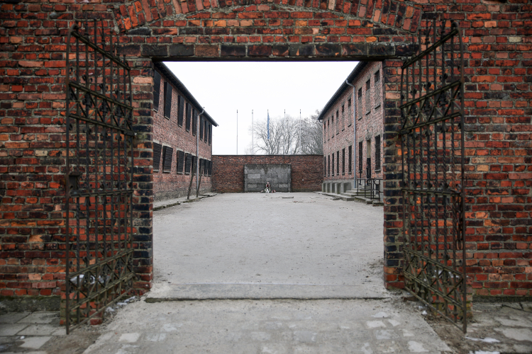 Ściana Straceń na dziedzińcu przy bloku 11 w byłym niemieckim obozie koncentracyjnym Auschwitz I. Fot. PAP/Łukasz Gągulski