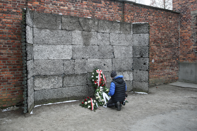 Ściana Straceń na dziedzińcu przylegającym do bloku 11 w byłym niemieckim obozie koncentracyjnym Auschwitz I. Fot. PAP/Łukasz Gągulski