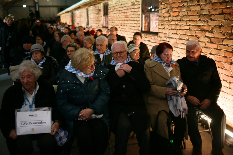 Grupa ocalałych podczas uroczystości w Muzeum Auschwitz na terenie byłego niemieckiego nazistowskiego obozu koncentracyjnego i zagłady Auschwitz-Birkenau w Oświęcimiu 27 stycznia 2024. Fot. PAP/Jarek Praszkiewicz