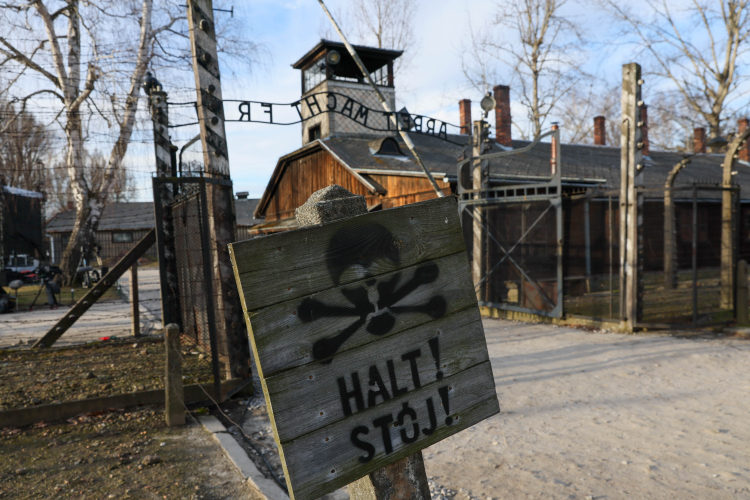 Auschwitz II-Birkenau w Brzezince 27 stycznia 2025 r. - w dniu obchodów 80. rocznicy wyzwolenia niemieckiego nazistowskiego obozu koncentracyjnego i zagłady Auschwitz-Birkenau przez Armię Czerwoną. Fot. PAP/Leszek Szymański