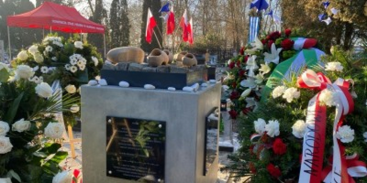 Symboliczny grób ofiar Marszu Śmierci na cmentarzu w Bojkowie. Fot. radio.katowice.pl