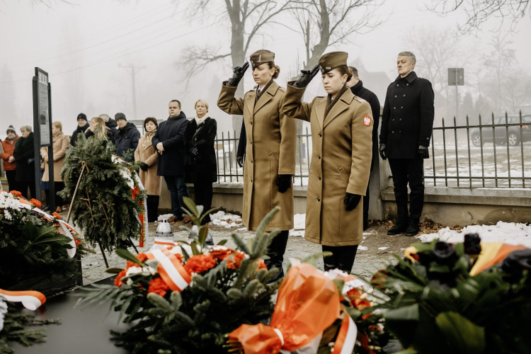 Składanie wieńców i kwiatów przy mogile na cmentarzu w Brzeszczach 19 stycznia 2025 r. Fot. Fundacja Pobliskie Miejsca Pamięci Auschwitz-Birkenau