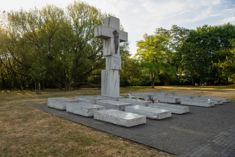 Pomnik Ofiar Ludobójstwa na Wołyniu na Skwerze Wołyńskim w Warszawie odsłonięty 11 lipca 2013 w 70. rocznicę rzezi wołyńskiej. Jego autorem jest Marek Moderau. Fot. PAP/A. Lange