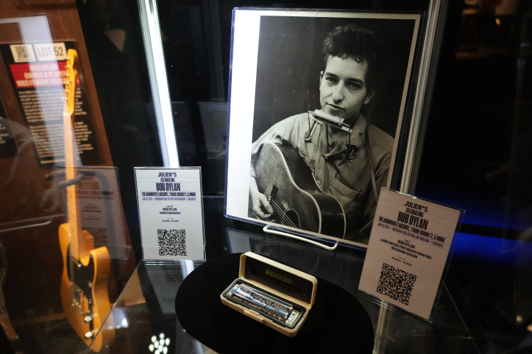 Przedmioty związane z Bobem Dylanem z wystawionej na aukcję kolekcji dziennikarza muzycznego Ala Aronowitza (1928-2005), a pokazane w Musicians Hall of Fame & Museum w Nashville w USA 15 stycznia 2025 r. Fot. PAP/EPA/Mark Humphrey