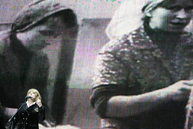 Marianne Faithfull wystąpiła w widowisku "Solidarność. Twój anioł Wolność ma na imię" w Stoczni Gdańskiej w 2010 r. Fot. PAP/Adam Warżawa 