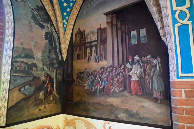 Odrestaurowane gotyckie sklepienia i średniowieczne freski w kaplicach Kolegiaty Najświętszej Maryi Panny Królowej Świata w Stargardzie. Fot. PAP/Marcin Bielecki