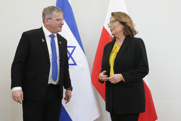 Marszałek Senatu Małgorzata Kidawa-Błońska i minister edukacji Izraela Joaw Kisz podczas spotkania w Senacie w Warszawie. Fot. PAP/Tomasz Gzell