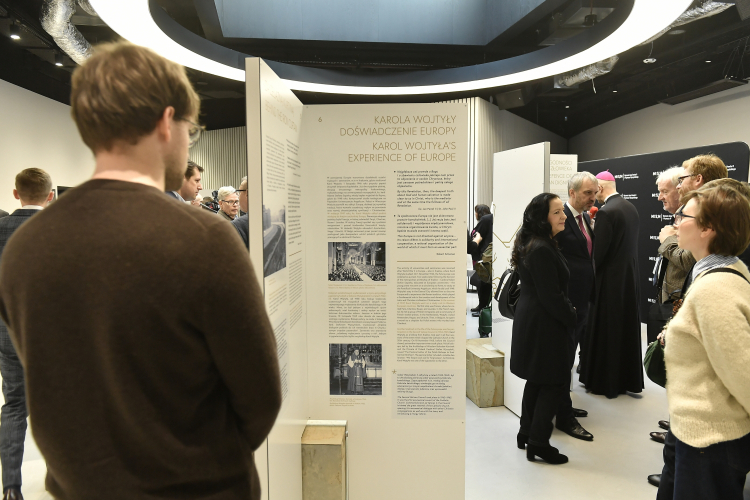 Otwarcie wystawy pt. „Św. Jan Paweł II i Robert Schuman. Patroni zjednoczonej Europy” w stołecznym Muzeum Jana Pawła II i Prymasa Wyszyńskiego. Fot. PAP/Stach Leszczyński