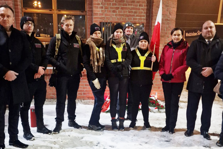 Uczestnicy ubiegłorocznego V Marszu Pamięci przy dworcu w Wodzisławiu Śląskim. Fot. wsb.edu.pl