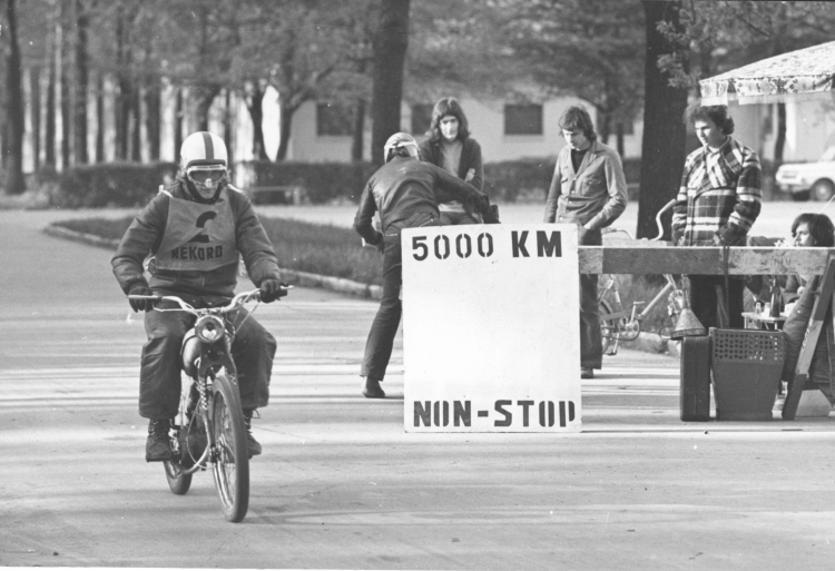 Wrocław, maj 1974. Na komarze Piotr Krupa. Fot. PAP/Adam Hawałej