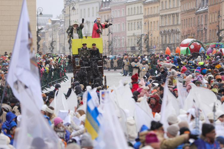 W 2024 r. orszak Trzech Króli odbył się pod hasłem "W jasełkach leży!". Na zdjęciu: orszak w Warszawie. Fot. PAP/R. Guz