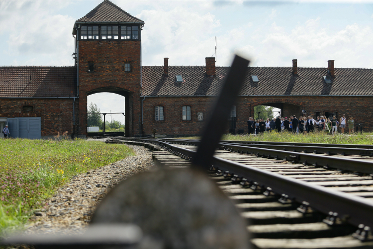 Wjazd kolejowy do obozu Auschwitz II-Birkenau. Fot. PAP/J. Praszkiewicz