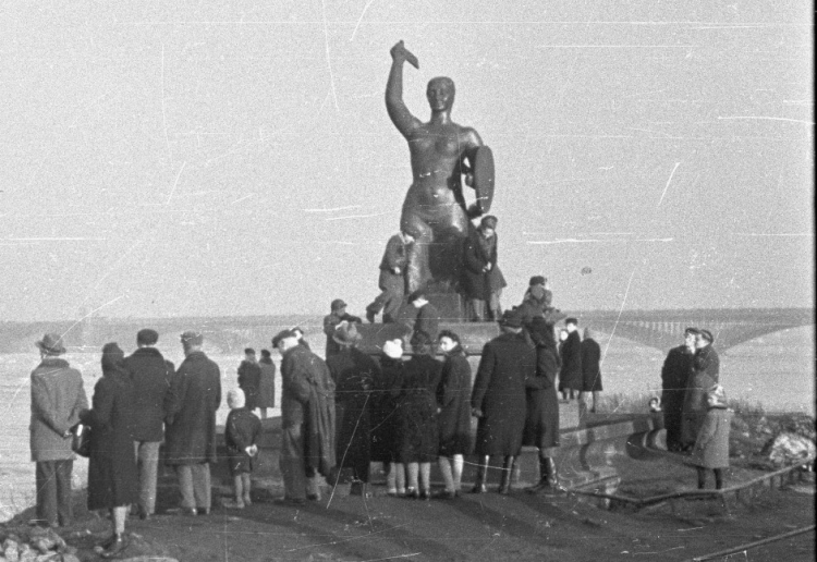 Pomnik Syreny, symbol Warszawy i ostatni pomnik dwudziestolecia międzywojennego. Wg projektu rzeźbiarki Ludwiki Nitschowej, odlany z brązu, ustawiony na Wybrzeżu Kościuszkowskim w kwietniu 1939 r. z inicjatywy prezydenta stolicy Stefana Starzyńskiego. PAP/Stanisław Dąbrowiecki