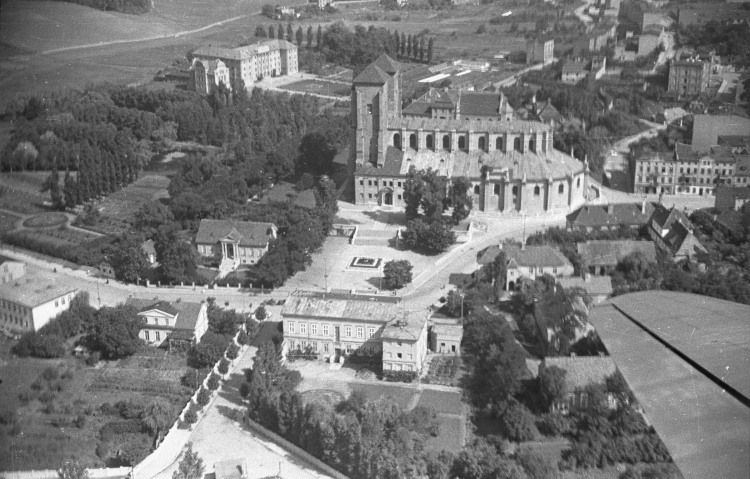 Katedra Wniebowzięcia Najświętszej Marii Panny i św. Wojciecha, maj 1947 r. PAP/CAF 