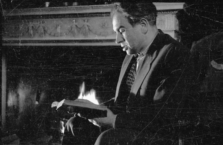 Poeta, pisarz, satyryk Konstanty Ildefons Gałczyński w domu pracy twórczej dla ludzi nauki i artystów, który utworzono w pałacu Radziwiłłów w Nieborowie, 1952. PAP/Wiktor Janik
