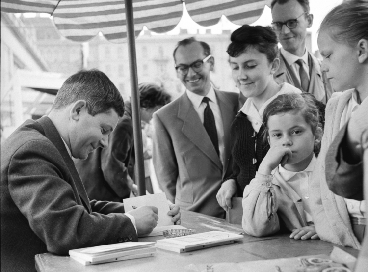 Stoisko "Czytelnika" na kiermaszu przed PKiN w Warszawie. Zbigniew Herbert podpisuje swoje utwory, 1963 r. PAP/CAF Edmund Uchymiak