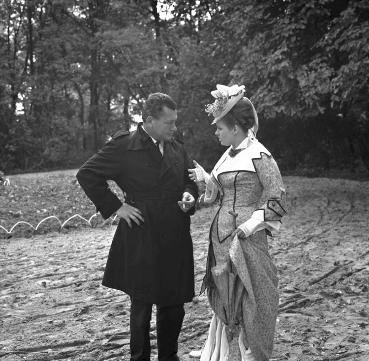 Reżyser Wojciech Jerzy Has (L) i aktorka Beata Tyszkiewicz (P) na planie filmu pt. Lalka, wg Bolesława Prusa, 1967 r. PAP/Biernacki